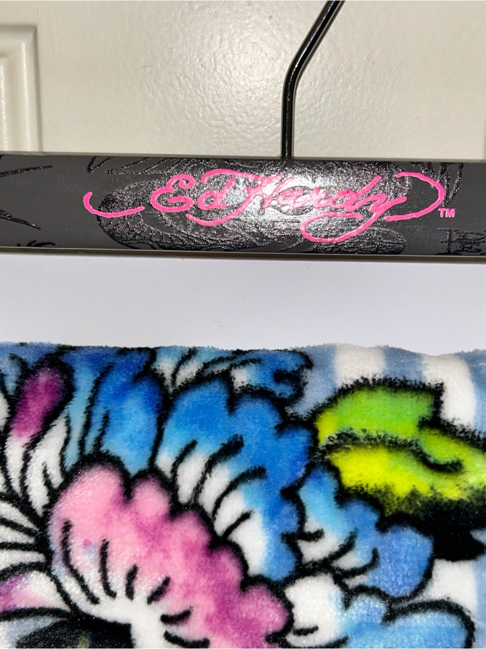 ED HARDY OVERSIZED 60”x70” PLUSH THROW/STRIPED W/ FLOWER TATTOO PRINT/NWT - Picture 6 of 7